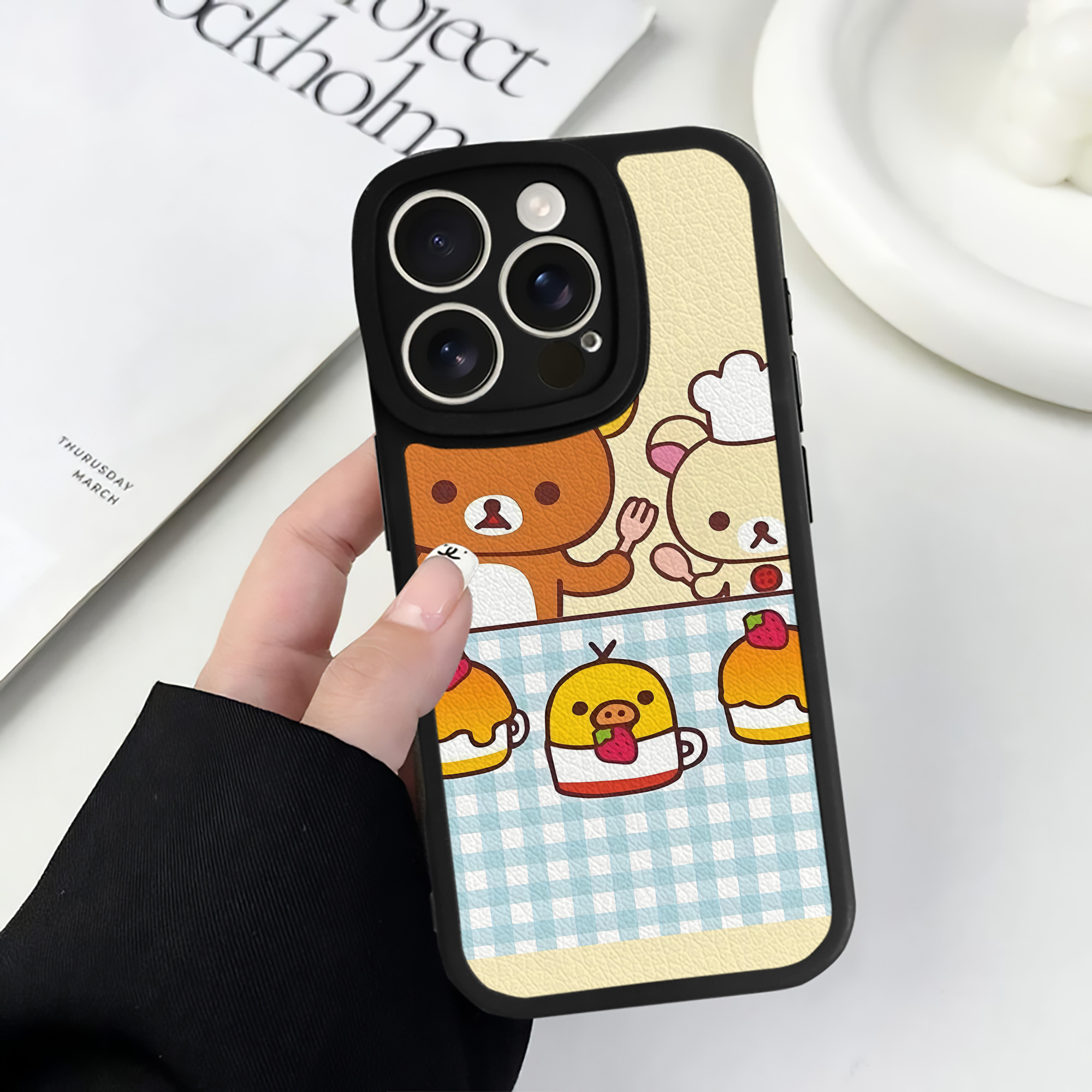 （画像用） リラックマ リラックマ キイロイトリ Rilakkuma Korilakkuma Kiiroitori 【iPhone 16シリーズ対応】シリコンスマホケース（レザー調） 材質：シリコン